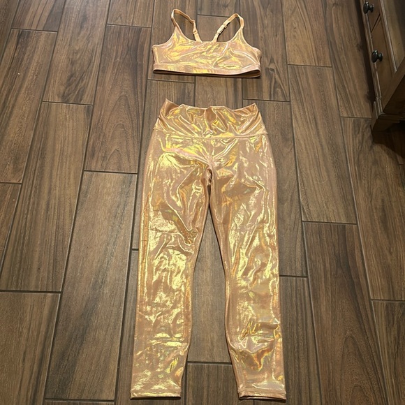 Brand New Fabletics set size Medium gorgeous holographic set - Picture 3 of 4